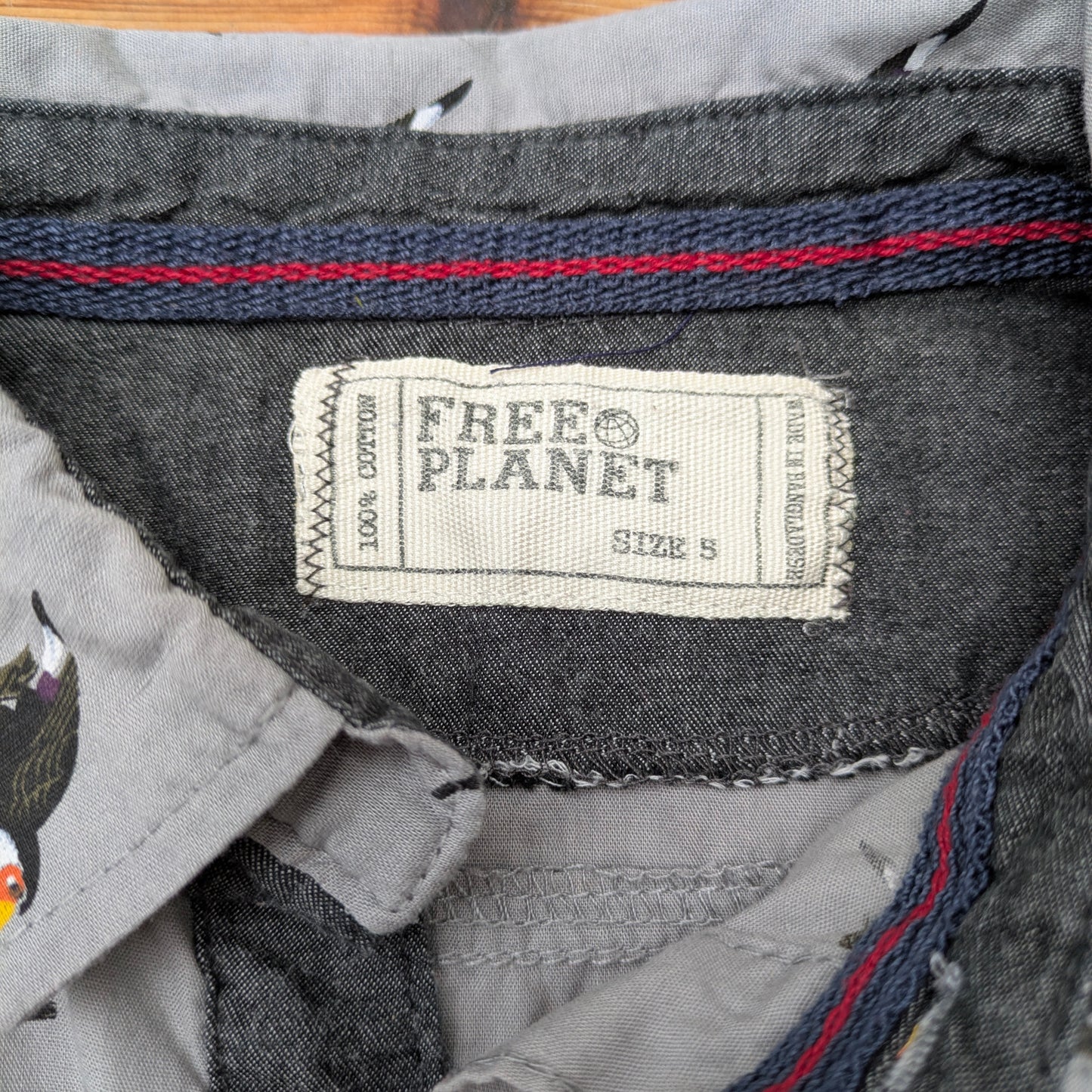 Kostenloses Planet-T-Shirt mit Knöpfen – ab 5 Jahren