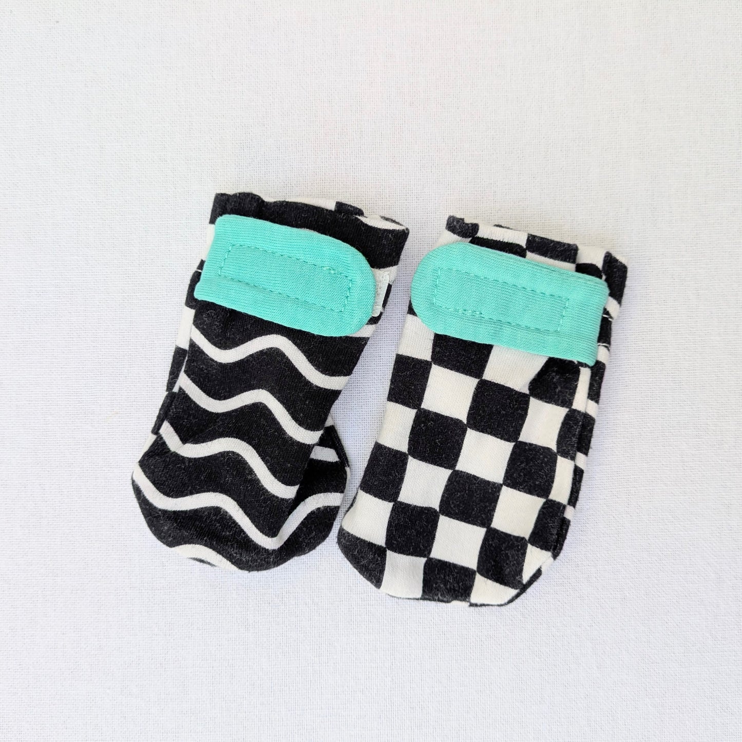 Newborn mitts - 0-3 mo