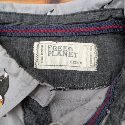 Kostenloses Planet-T-Shirt mit Knöpfen – ab 5 Jahren